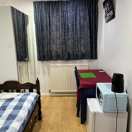 Comfortable Single Bedroom With Free On Site Parking Kingston upon Thames  Exterior photo