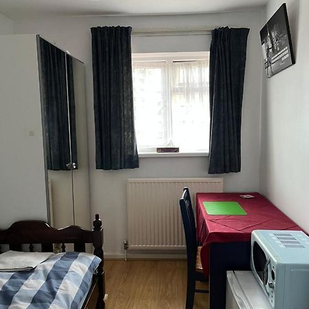Comfortable Single Bedroom With Free On Site Parking Kingston upon Thames  Exterior photo