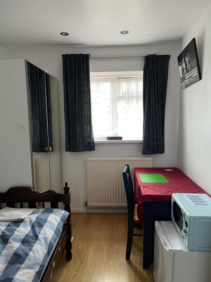 Comfortable Single Bedroom With Free On Site Parking Kingston upon Thames  Exterior photo